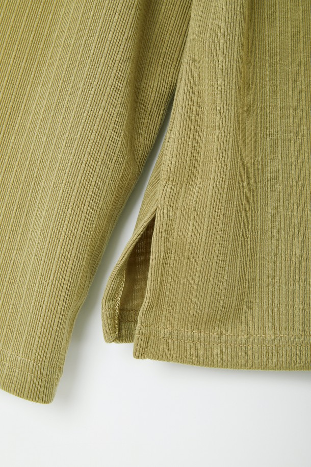 봄, 가을에 어울리는 헨리넥 긴팔 티셔츠입니다. 카키와 올리브 두 가지 색상으로 출시되어, 베이직하면서도 캐주얼한 스타일을 연출하기 좋습니다. 부드러운 면 소재로 제작되어 편안한 착용감을 선사하며, 레귤러핏으로 제작되어 부담 없이 착용할 수 있습니다. 버튼 디테일이 돋보이는 디자인으로, 일상복뿐만 아니라 출근룩으로도 활용 가능합니다.
