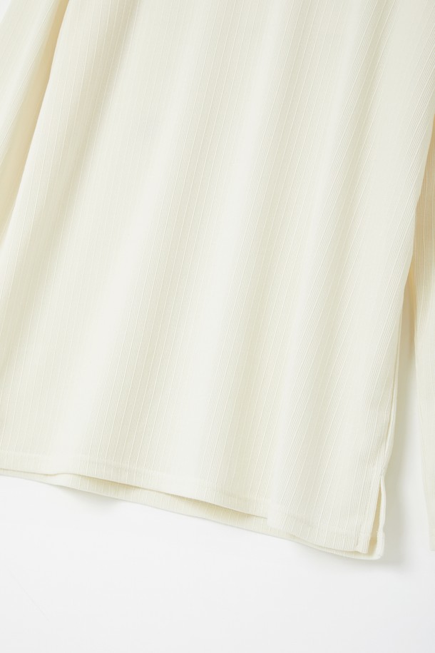 아이보리, 화이트 색상으로 출시된 봄, 가을용 브이넥 긴팔 티셔츠 CNIT103입니다. 베이직한 스타일의 레귤러핏 티셔츠로, 미니멀, 클래식, 캐주얼 룩 연출에 적합합니다. 긴 소매 기장과 무지 패턴으로 디자인되어 어떤 하의와도 쉽게 매치할 수 있습니다. 일상생활에서 편안하게 착용하기 좋은 아이템입니다.
