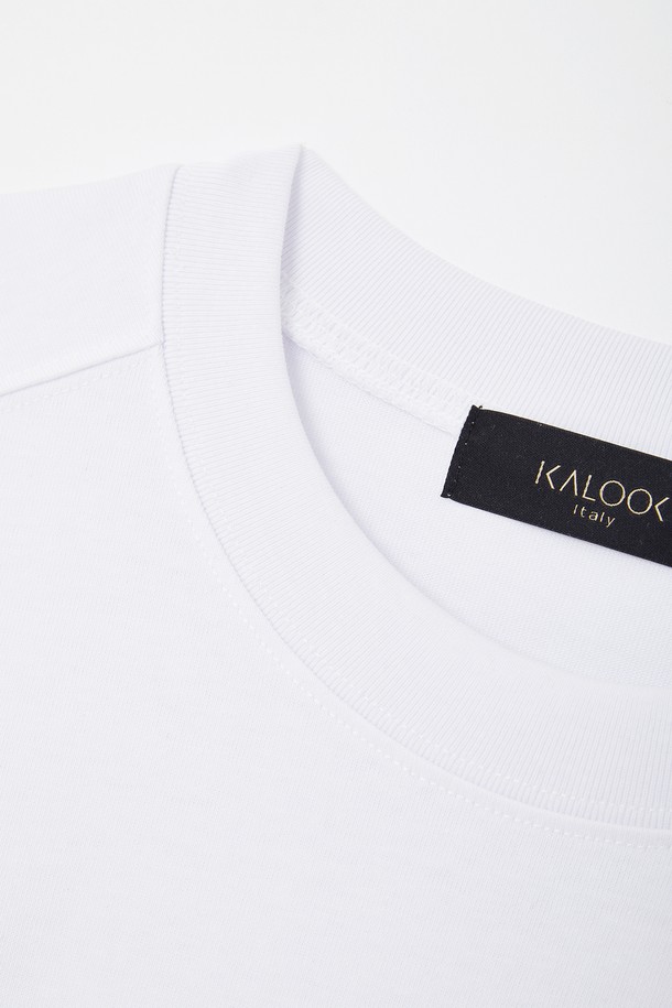 부드러운 촉감이 특징인 루즈핏 수피마 코튼 긴팔 티셔츠 CTEE108입니다. 봄, 가을에 어울리는 베이직하고 캐주얼한 스타일로, 편안하게 착용하기 좋습니다. 라운드넥 디자인에 무지 패턴으로 어떤 옷에도 쉽게 매치할 수 있으며, 넉넉한 루즈핏으로 활동성을 높였습니다. 고급 수피마 코튼 원단을 사용하여 부드러운 착용감을 선사합니다. 일상에서 편안하게 즐겨 입을 수 있는 기본 아이템입니다.
