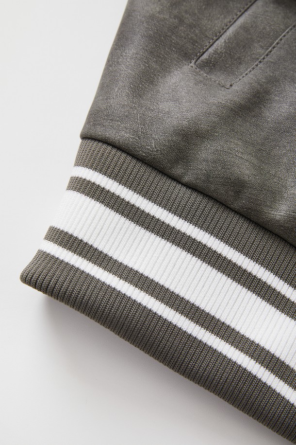 봄, 가을에 어울리는 오버핏 밴딩 에코레더 점퍼 CJP110입니다. 부드러운 촉감의 에코레더(합성가죽) 소재로 제작되었으며, 캐주얼한 무드의 그레이 컬러 무지 디자인입니다. 넉넉한 오버핏으로 편안한 착용감을 선사하며, 밴딩 및 스트라이프 립 디테일이 특징입니다. 데이트룩, 모임룩, 미니멀, 시크, 캐주얼 스타일 모두 소화 가능한 활용도 높은 아이템입니다. 긴 소매 기장의 집업 스타일 점퍼로 간절기 스타일링에 제격입니다.
