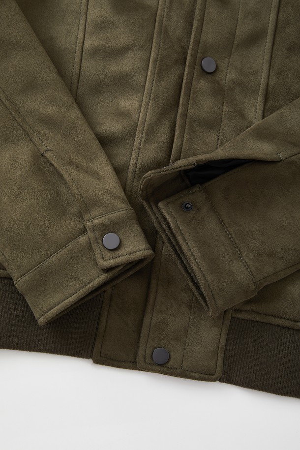 봄, 가을에 어울리는 '카라넥' 버튼 스웨이드 재킷 CJP111입니다. 부드러운 촉감의 스웨이드 소재로 제작되었으며, 레귤러 핏에 중간 두께감으로 간절기에 활용하기 좋습니다. 카키, 올리브 두 가지 색상으로 출시되어, 캐주얼 및 베이직 스타일을 연출하기 용이합니다. 긴 소매와 버튼 디테일이 돋보이며, 데일리룩에 포인트를 더해줍니다. 다양한 하의와 매치하여 클래식하고 미니멀한 무드를 즐겨보세요.
