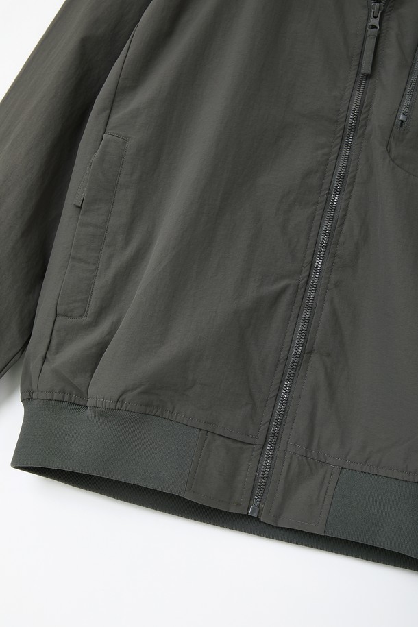 봄, 가을에 가볍게 걸치기 좋은 CJP117 바람막이 점퍼입니다. 부드러운 촉감의 나일론 소재로 제작되어 편안한 착용감을 선사하며, 레귤러핏 디자인으로 어떤 스타일에도 잘 어울립니다. 얇은 두께감과 긴 소매 기장으로 간절기에 활용하기 좋으며, 무지 디자인에 그레이 컬러로 깔끔함을 더했습니다. 일상, 산책, 여행 등 다양한 TPO에 캐주얼하고 미니멀한 스타일을 연출할 수 있습니다. 집업 방식과 포켓 디테일로 실용성을 높인 바람막이 점퍼입니다.
