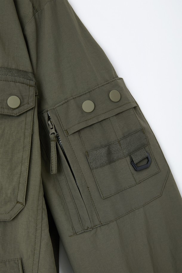 봄, 가을 간절기에 활용하기 좋은 미들넥 빅포켓 블루종 점퍼 CJP118입니다. 캐주얼하고 베이직한 스타일로, 데일리룩은 물론 출근룩까지 폭넓게 소화 가능합니다. 카키와 올리브 두 가지 색상으로 출시되어, 취향에 맞는 색상을 선택하여 연출할 수 있습니다. 중간 두께감으로 간절기 날씨에 적합하며, 넉넉한 레귤러핏으로 편안한 착용감을 선사합니다. 집업 스타일과 긴 소매, 빅포켓 디테일이 돋보이는 디자인입니다.
