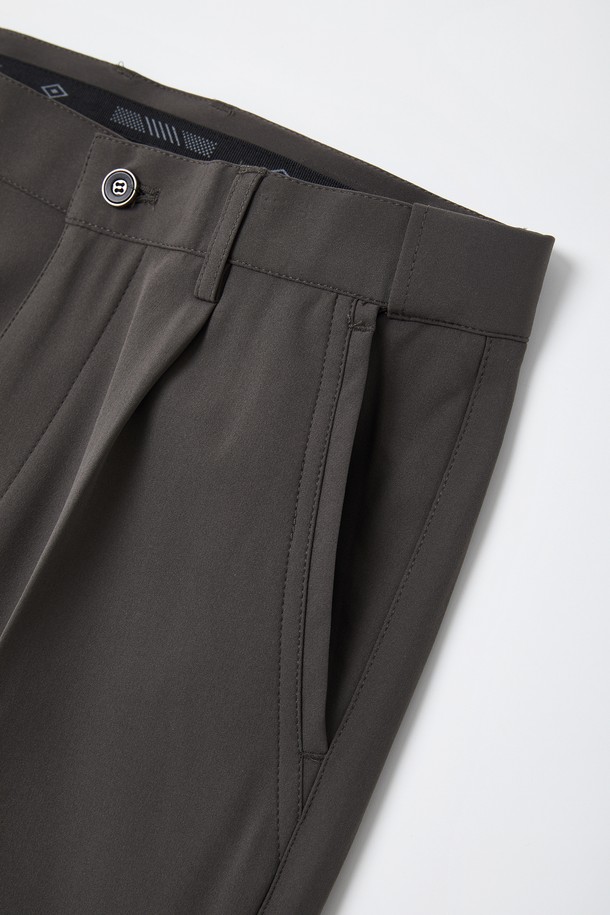 세련된 남성 스타일을 위한 봄/가을 시즌 필수 아이템, "봄가을 스판 밴딩 원턱 슬랙스 팬츠 CPT118"입니다. 베이직하고 클래식한 디자인으로 출근룩과 비즈니스 캐주얼에 완벽하게 어울립니다. 부드러운 스판 소재와 밴딩 디테일, 그리고 활동성을 더하는 원턱 디자인으로 편안한 착용감을 선사합니다. 얇은 두께감과 레귤러핏으로 제작되어 봄, 가을 시즌에 활용도가 높으며, 미니멀하고 클래식한 스타일을 연출하기 좋습니다. 그레이 컬러의 무지 디자인으로 다양한 상의와 쉽게 매치하여 폭넓은 스타일을 소화할 수 있습니다.
