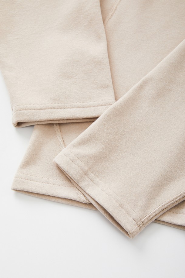 **액티브 하이넥 플리스 후드티 CTEE109**는 부드러운 촉감의 플리스 소재로 제작되어 가을, 겨울철 따뜻하게 입을 수 있는 남녀 공용 후드티입니다. 하이넥 디자인과 후드가 있어 보온성을 높였으며, 레귤러핏으로 편안한 착용감을 제공합니다. 베이지, 아이보리 두 가지 색상으로 출시되어 일상복뿐만 아니라 스포츠 활동 시에도 활용 가능합니다. 무지 디자인으로 어떤 스타일에도 쉽게 매치할 수 있으며, 캐주얼, 스포티, 미니멀 스타일을 즐겨 입는 분들께 추천합니다. 특히 산책룩, 캠핑룩으로 활용하기 좋습니다.
