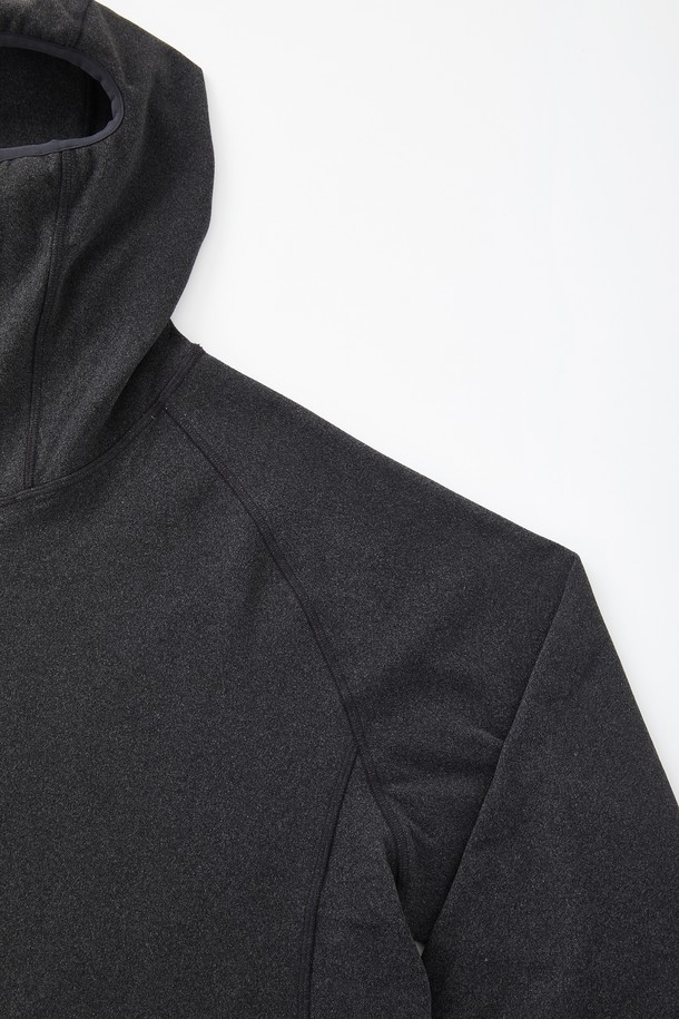 액티브 하이넥 플리스 후드티 CTEE109는 스포츠 활동과 일상 모두에서 활용 가능한 공용 의류입니다. 부드러운 플리스 소재와 두꺼운 두께감으로 가을, 겨울철에도 따뜻하게 착용할 수 있습니다. 하이넥 디자인과 하프 집업 디테일이 스포티하면서도 캐주얼한 스타일을 연출합니다. 레귤러핏으로 편안한 착용감을 제공하며, 무지 디자인으로 다양한 룩에 매치하기 용이합니다. 러닝룩, 등산룩, 피트니스룩 등 활동적인 TPO에 적합하며, 스포티, 캐주얼, 미니멀 스타일을 선호하는 분들께 추천합니다.
