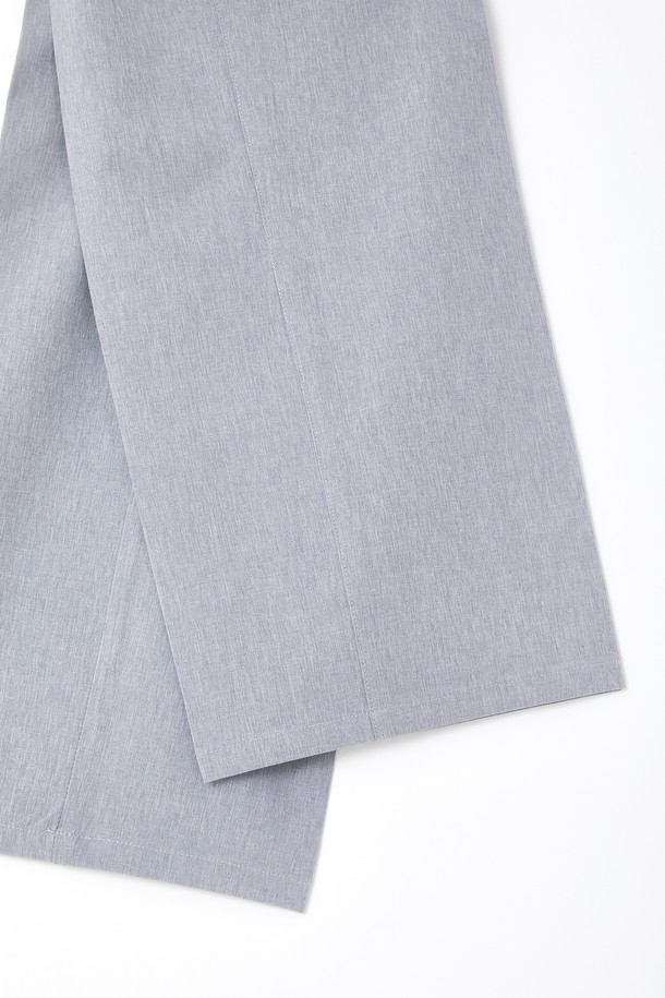 **아이스 스판 밴딩 슬랙스 CPT122**

시원한 아이스 소재와 스판덱스 혼방으로 제작되어 여름철에도 쾌적하게 착용 가능한 남성 슬랙스입니다. 레귤러핏으로 편안한 착용감을 제공하며, 활동성을 높여주는 밴딩 처리로 편의성을 더했습니다. 무지 디자인에 그레이 컬러로 어떤 상의와도 매치하기 쉬워, 캐주얼, 미니멀, 스포티 등 다양한 스타일을 연출할 수 있습니다. 골프룩은 물론, 일상 및 출근룩으로 활용하기에 적합합니다. 얇은 두께감으로 한여름에도 시원하게 입을 수 있는 실용적인 아이템입니다.
