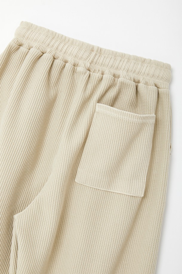 하이퀄리티 와플 밴딩 밴츠 CPT125는 편안한 착용감과 스타일리시함을 동시에 만족시키는 반바지입니다. 부드러운 면 소재로 제작되어 얇고 가벼워 봄, 여름철 데일리룩으로 제격입니다. 와플 패턴과 루즈핏 디자인은 캐주얼하면서도 베이직한 무드를 연출하며, 허리 밴딩과 스트링으로 편안한 착용감을 선사합니다. 여행룩, 휴가룩, 미니멀 스타일을 즐겨 입는 분들께 추천하는 아이템입니다. 베이직한 컬러인 베이지 색상으로 어떤 상의와도 쉽게 매치할 수 있습니다.
