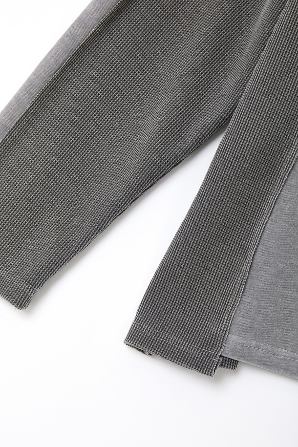 언밸런스 피그먼트 와플 긴팔 티셔츠 CTEE112는 캐주얼과 미니멀 스타일을 선호하는 분들을 위한 데일리 아이템입니다. 부드러운 면 소재에 얇은 두께감으로 편안한 착용감을 선사하며, 봄, 가을 간절기에 활용하기 좋습니다. 릴랙스 핏과 라운드넥 디자인으로 편안함을 더하고, 언밸런스 디자인과 피그먼트 워싱으로 은은한 포인트를 주었습니다. 그레이 컬러의 와플 패턴 긴팔 티셔츠로, 다양한 하의와 매치하여 스타일리시한 룩을 연출해보세요.
