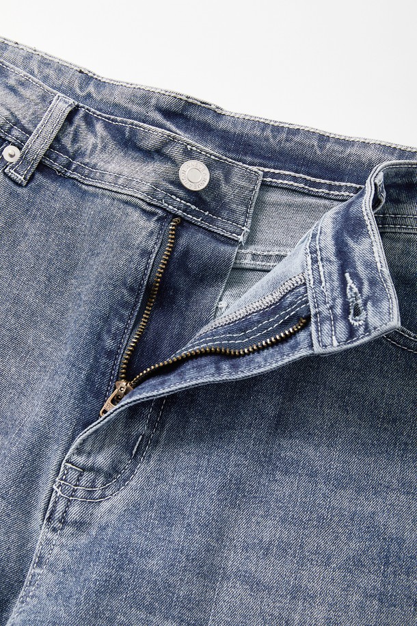 **스트레이트핏 워싱 스판 데님 팬츠 CJN104**는 봄, 여름, 가을 계절에 활용하기 좋은 남성용 데님 팬츠입니다. 캐주얼 및 베이직 스타일을 기반으로, 데이트룩과 출근룩 등 다양한 TPO에 적합합니다. 무지 디자인에 워싱 디테일이 더해져 자연스러운 멋을 연출하며, 스판덱스 혼방으로 편안한 착용감을 제공합니다. 스트레이트핏으로 어떤 상의와도 쉽게 매치하여 미니멀, 클래식 스타일을 완성할 수 있습니다.
