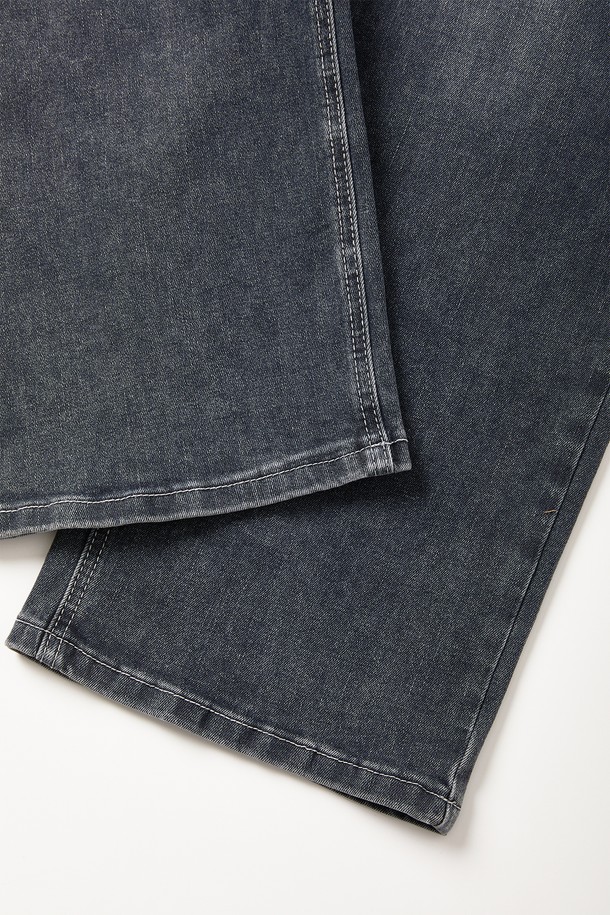 스트레이트핏 워싱 스판 데님 팬츠 CJN104는 캐주얼 및 미니멀 스타일을 지향하는 공용 데님 팬츠입니다. 봄, 여름, 가을 계절에 적합하며, 여행룩과 캠핑룩에 활용하기 좋습니다. 워싱 디테일이 돋보이는 그레이 컬러의 반바지로, 스트레이트핏과 보통 두께감으로 편안한 착용감을 선사합니다. 데님과 스판덱스 혼방 소재로 제작되어 활동성을 높였으며, 데일리룩으로 활용하기 좋은 베이직한 디자인입니다.
