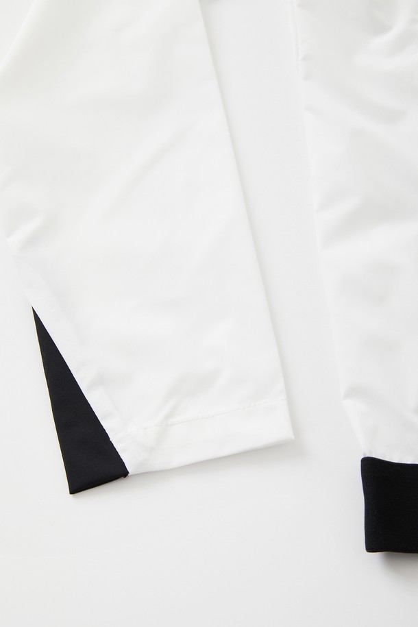 히든 집업 스판 바람막이 점퍼 CJP122는 남녀 공용으로, 봄, 여름, 가을에 활용하기 좋은 캐주얼하고 스포티한 스타일의 바람막이입니다. 무지 디자인에 화이트, 블랙 두 가지 색상으로 출시되었으며, 얇고 가벼운 폴리에스터와 폴리우레탄 혼방 소재로 제작되어 편안한 착용감을 제공합니다. 베이직핏에 허리 밴딩과 히든 포켓 디테일을 더하여 실용성을 높였으며, 방풍 기능으로 스포츠 활동이나 일상생활에서 쾌적하게 착용할 수 있습니다.
