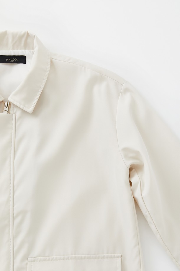 봄 가을에 어울리는 카라넥 체크 집업 점퍼 CJP112입니다. 베이직하고 캐주얼한 스타일로, 블랙과 아이보리 두 가지 색상으로 제공됩니다. 폴리에스터 소재로 제작되어 내구성이 뛰어나며, 봄 소풍룩이나 가을 나들이룩에 적합합니다. 레귤러 기장에 긴 소매, 베이직핏으로 편안하게 착용 가능하며, 이중 지퍼와 플랩 디테일이 돋보입니다. 캐주얼, 미니멀, 클래식한 스타일을 연출하기에 좋습니다.
