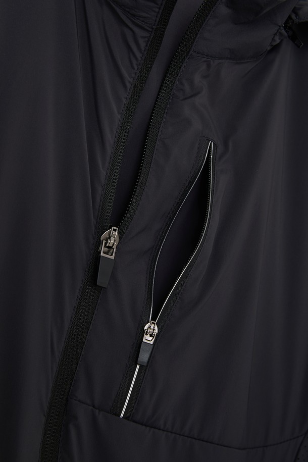 **퀵드라이 러닝 후드 집업 바람막이 CJP123**은 남성용 아우터로, 러닝, 일상, 스포츠 활동에 적합한 바람막이입니다. 네이비와 차콜 두 가지 색상으로 출시되었으며, 봄, 가을 계절에 착용하기 좋습니다. 얇고 부드러운 나일론과 스판덱스 혼방 소재로 제작되어 가볍고 편안한 착용감을 제공하며, 퀵 드라이 기능으로 땀을 빠르게 흡수하고 건조시켜 쾌적함을 유지합니다. 레귤러핏 디자인에 후드 타입, 집업 스타일로 활동성을 높였으며, 사이드 벤틸레이션과 통기성을 갖춰 운동 시에도 쾌적함을 유지합니다. 스포티하고 캐주얼한 스타일을 연출하며, 무지 패턴으로 어떤 옷에도 잘 어울립니다.
