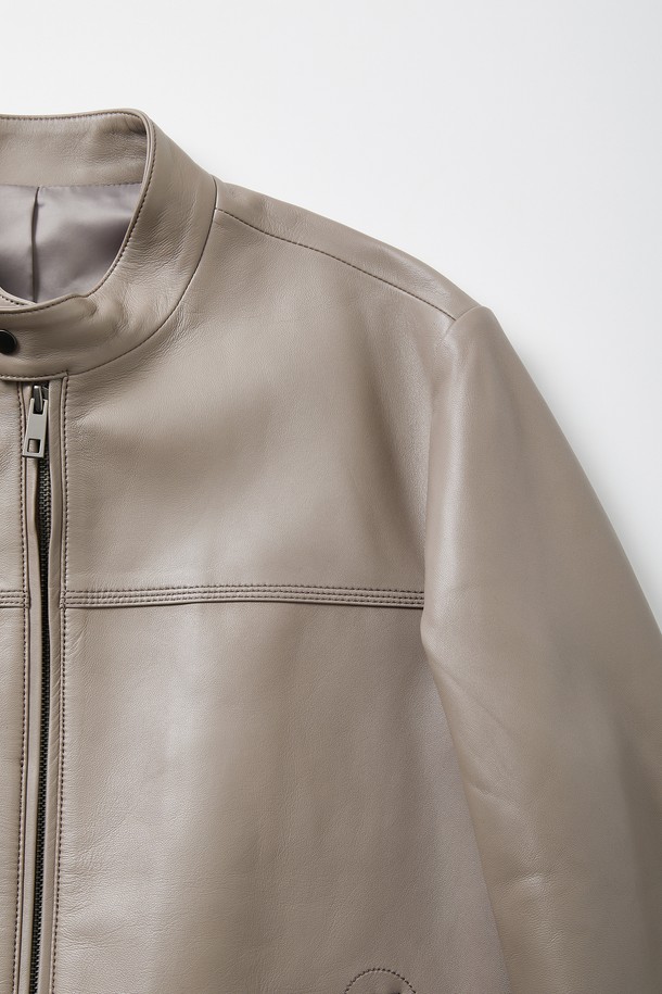 사계절 활용 가능한 멀티 컬러 솔리드 양가죽 집업 점퍼 CLJP107은 부드러운 이태리산 양가죽 소재와 신축성 있는 밑단 시보리 디테일이 돋보입니다. 베이직하고 미니멀한 무드의 이 레더 코트는 블루, 베이지, 블랙, 네이비 색상으로 출시되었으며, 폴리에스터 안감을 사용하여 제작되었습니다. 일상에서 편안하게 착용할 수 있는 베이직 핏의 긴소매 레귤러 기장 점퍼로, 무지 패턴이 특징입니다.
