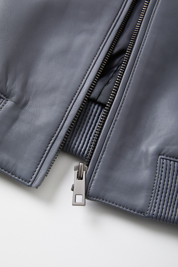 이 멀티 컬러 솔리드 양가죽 집업 점퍼 CLJP107은 이탈리아산 양가죽으로 제작되었으며, 부드러운 촉감이 특징입니다. 블루, 베이지, 블랙, 네이비 색상으로 제공되며, 신축성 있는 밑단 시보리 디테일과 폴리에스터 100% 안감으로 편안함을 더했습니다. 베이직핏의 레귤러 기장으로 봄, 여름, 가을, 겨울 일상복으로 스타일리시하게 연출할 수 있는 남성용 아우터입니다.
