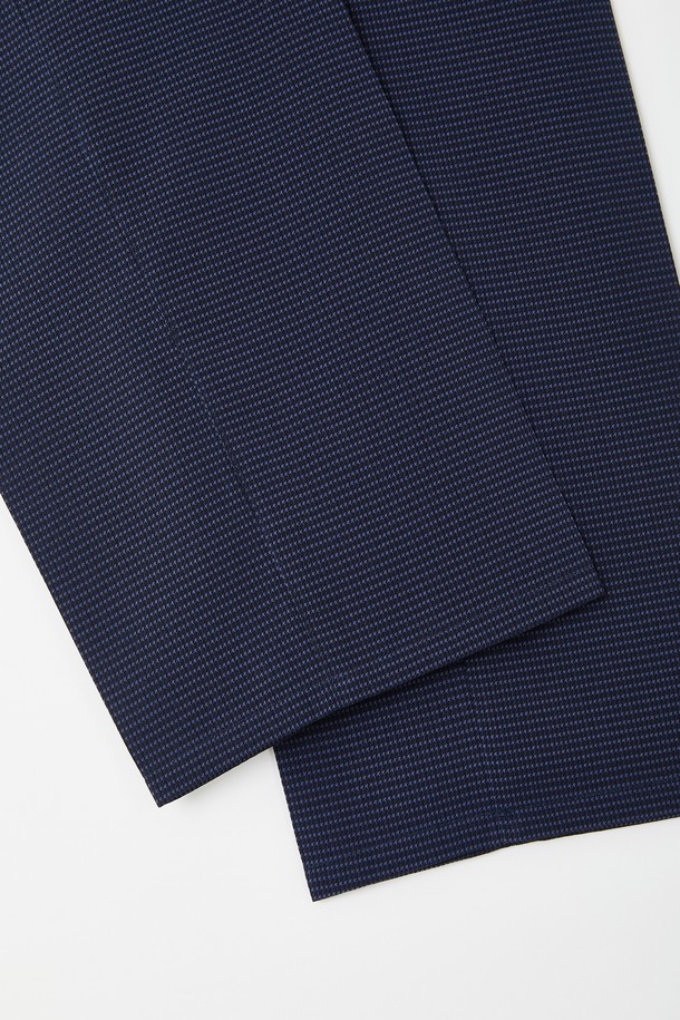 데일리앤 오피스 스판 밴딩 슬랙스 CPT123은 남성용 긴바지 슬랙스로, 봄, 여름, 가을에 입기 좋습니다. 블루, 네이비 색상으로 출시되었으며, 폴리에스터와 스판덱스 혼방 소재를 사용하여 신축성이 뛰어나 편안한 착용감을 제공합니다. 히든 밴딩으로 깔끔함을 더했으며, 오피스룩은 물론 일상복으로도 활용하기 좋은 베이직하고 클래식한 스타일의 슬랙스입니다.
