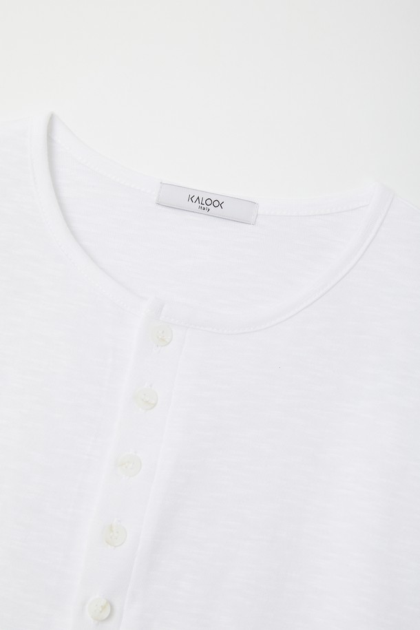 루즈핏 헨리넥 긴팔 티셔츠 CTEE113는 베이직하고 심플한 스타일의 공용 티셔츠입니다. 면 소재로 제작되어 부드럽고 가벼운 촉감을 선사하며, 봄, 가을에 데일리 또는 이너로 활용하기 좋습니다. 헨리넥 디자인과 루즈핏으로 편안한 착용감을 제공하며, 화이트, 베이지, 블랙, 네이비 등 4가지 컬러로 출시되었습니다. 집콕룩, 출근룩 등 다양한 TPO에 맞춰 미니멀, 캐주얼, 클래식 스타일을 연출할 수 있습니다. 이너 또는 단독으로 착용하여 다양한 스타일을 연출해 보세요.
