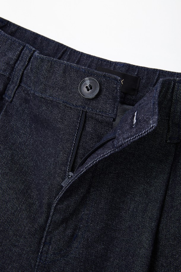 베이직 스판 밴딩 데님 반바지 CSPT101은 남성을 위한 캐주얼 스타일의 데님 반바지입니다. 블랙, 인디고, 라이트 블루 세 가지 색상으로 출시되었으며, 봄, 여름, 가을, 겨울 사계절 모두 활용 가능합니다. 허리 히든 밴딩과 원턱 주름 디테일, 사선 주머니, 뛰어난 신축성으로 편안한 착용감을 제공하는 레귤러핏 반바지입니다.
