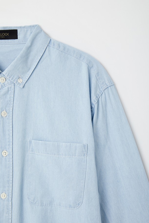 **봄여름 베이직 청 남방 CSH102**는 남성용 상의로, 봄과 여름에 적합한 얇은 두께의 루즈핏 셔츠입니다. 라이트블루와 블루 두 가지 색상으로 출시되었으며, 면 소재의 무지 디자인에 가슴 포켓과 소매 버튼 디테일이 돋보입니다. 차이나칼라와 긴 소매 기장으로 캐주얼하면서도 베이직한 스타일을 연출하며, 신축성은 없습니다.
