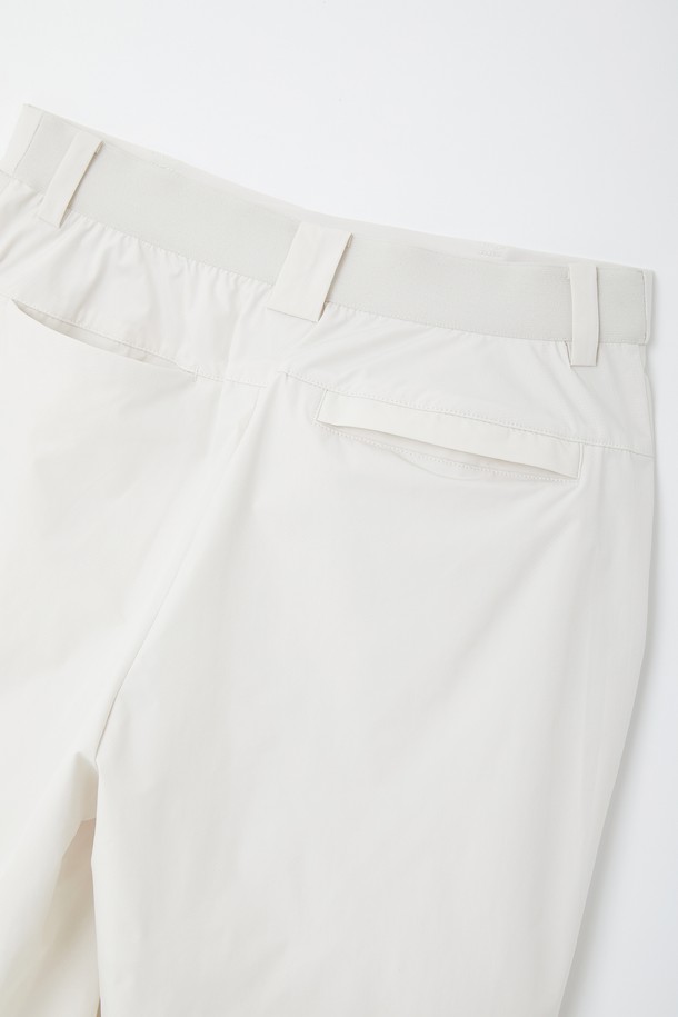 남성용 와이드 포켓 아이스 밴딩 반바지 CSPT105는 폴리에스터 소재로 제작되어 봄, 여름, 가을, 겨울에 모두 착용 가능하며, 베이지, 네이비, 민트 색상으로 출시되었습니다. 전면 와이드 포켓과 사선 포켓이 특징이며, 내구성 있는 플리 원단을 사용하여 편안한 착용감과 세탁 편리성을 제공합니다. 밴딩 처리된 와이드핏/레귤러핏 디자인으로 일상에서 스포티한 무드를 연출할 수 있습니다.
