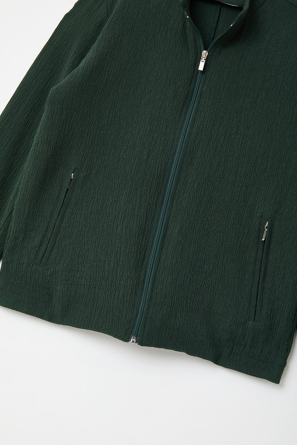 네이비와 그린 컬러로 제공되는 플리츠 집업 가디건 CJP127은 간절기에 활용하기 좋은 남성용 아우터입니다. 부드러운 촉감의 폴리에스테르와 레이온 혼방 소재, 레귤러핏으로 편안한 착용감을 선사하며, 히든 지퍼와 내부 포켓 디테일로 실용성을 더했습니다. 베이직하고 캐주얼한 스타일의 플리츠 디자인, 긴 소매와 중간 두께감으로 봄, 가을 일상에서 폭넓게 활용할 수 있습니다.
