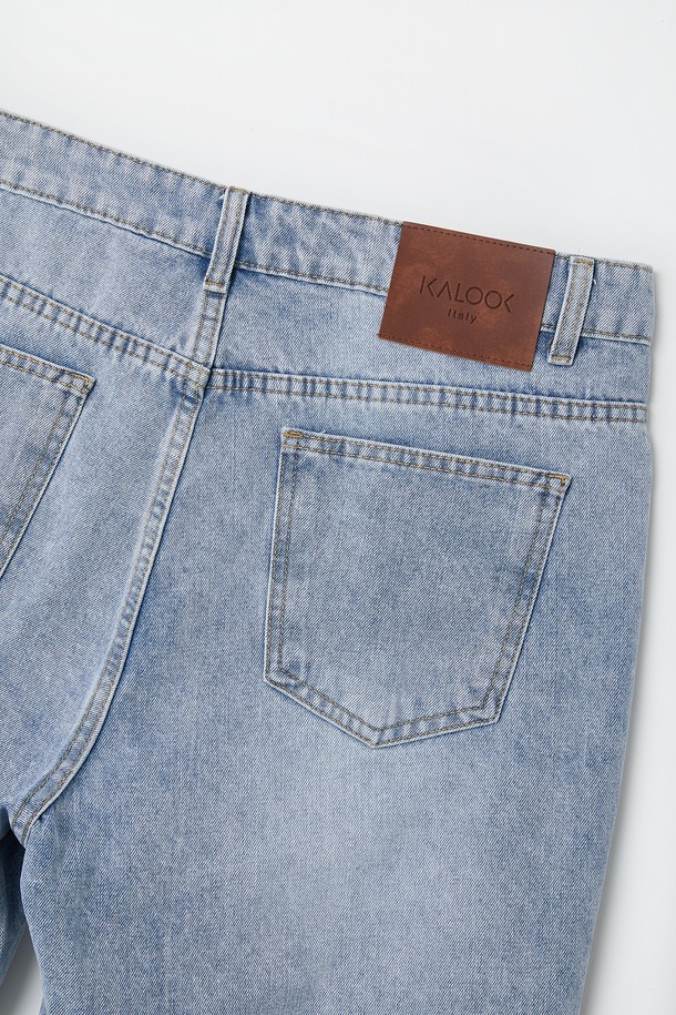 베이직 워싱 청 반바지 CSPT106은 남성용 레귤러핏 데님 반바지로, 라이트 블루, 그레이, 딥 블루 세 가지 컬러로 제공됩니다. 데님, 면, 폴리우레탄 혼방 소재로 제작되어 봄, 여름, 가을, 겨울 사계절 모두 착용 가능하며, 워싱 디테일과 신축성 있는 소재가 편안한 착용감을 선사합니다. 리벳 디테일, 가죽 패치, 클래식 데님 디자인으로 베이직하면서도 캐주얼한 스타일을 연출합니다.
