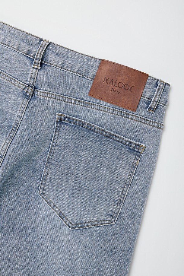 **7부 워싱 스판 데님 팬츠 CSPT107**

남성용 7부 워싱 스판 데님 팬츠로, 라이트 블루, 블루, 딥 블루 3가지 색상으로 만나보실 수 있습니다. 면과 스판 혼방 소재로 제작되어 편안한 착용감과 활동성을 자랑하며, 슬림핏, 레귤러핏, 와이드핏 등 다양한 핏을 선택할 수 있습니다. 7부 기장에 워싱 처리된 데님으로 캐주얼한 스타일을 연출하며, 스판 신축성, 포켓 라인 디테일, 가죽 패치 포인트로 포인트를 더했습니다.
