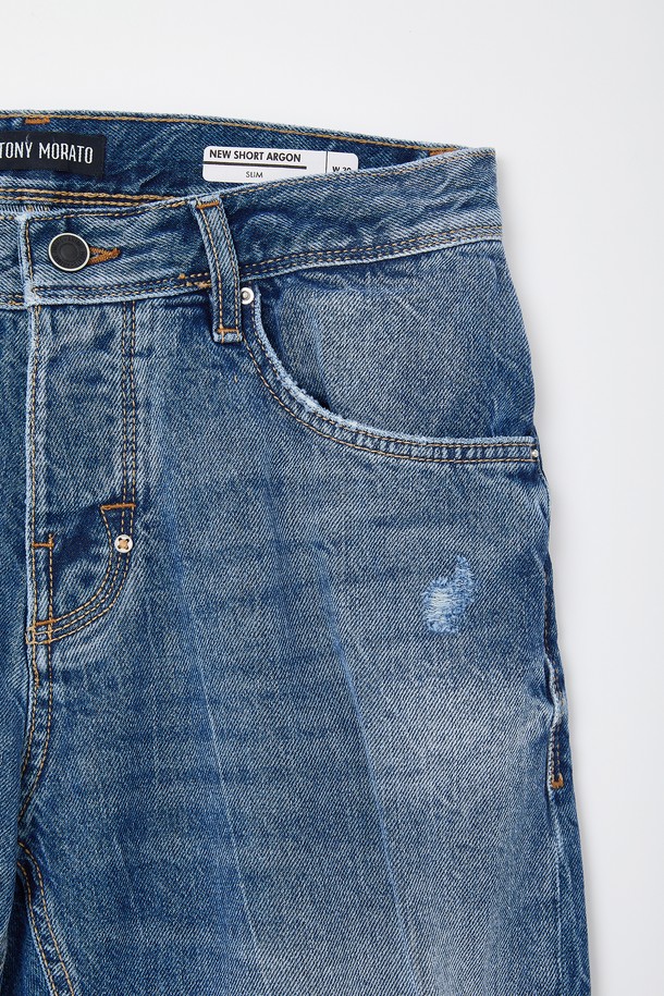 데미지 포인트 청 반바지 CSPT109는 여름철 캐주얼 스타일을 완성하는 슬림핏 반바지입니다. 면과 데님 소재로 제작되어 내구성이 뛰어나며, 워싱 및 데미지 디테일이 돋보입니다. 금속 리벳 장식, 허리 가죽패치 스티치, 버튼형 여밈으로 포인트를 더했으며, 지퍼 수선이 가능합니다.
