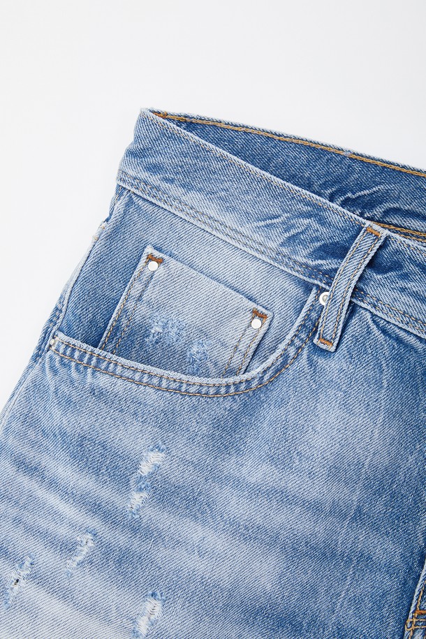 라이트 블루 컬러의 디스트로이드 디테일이 돋보이는 캐주얼 청반바지입니다. 데님과 면 혼방 소재로 제작되어 편안한 착용감을 선사하며, 조거핏 디자인으로 활동성을 높였습니다. 금속 리벳, 허리 가죽 패치, 디스트로이드 디테일 부분 안쪽 이중덧댐, 버튼형 디자인으로 포인트를 더한 여름철 필수 아이템입니다.
