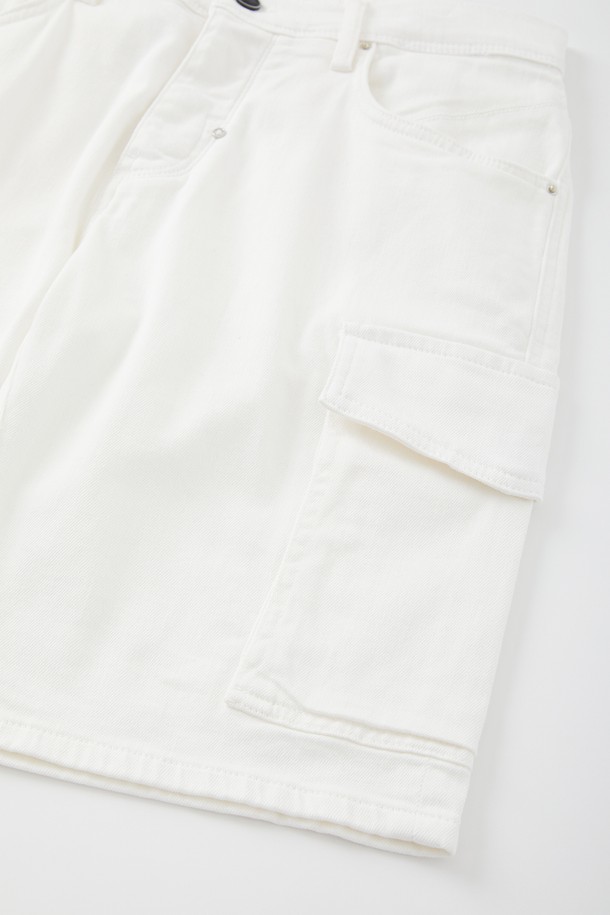 워크 스판 카고 반바지 CSPT111는 여름철 캐주얼 스타일을 완성하는 데 적합한 반바지입니다. 부드러운 촉감의 면, 폴리우레탄 혼방 소재로 제작되어 편안한 착용감을 제공하며, 신축성이 뛰어나 활동성을 높였습니다. 와이드 핏과 루즈핏 디자인으로 편안함을 강조하고, 카고 포켓 디테일로 실용성을 더했습니다. 화이트, 올리브 두 가지 색상으로 출시되었으며, 히든 포켓, 포켓 금속 리벳, 뒷면 허리 가죽 패치 등의 특징으로 미니멀하면서도 워크웨어 무드를 연출합니다. 동네 마실룩, 여행룩, 휴가룩 등 다양한 TPO에 활용하기 좋습니다.
