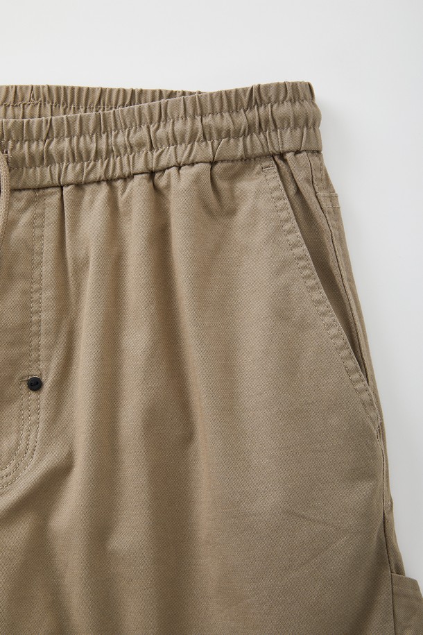 카펜터 워크 밴딩 하프 팬츠 CSPT112는 면과 폴리우레탄 혼방 소재로 제작되어 사계절 내내 편안하게 착용할 수 있는 하프 기장의 바지입니다. 블랙, 브라운 두 가지 색상으로 제공되며, 밴딩 처리와 레귤러핏으로 편안한 착용감을 선사하며, 캐주얼한 스타일 연출에 용이합니다. 클립 버튼 디테일과 카펜터 디테일 디자인, 실용적인 디자인으로 데일리룩에 활용하기 좋습니다.
