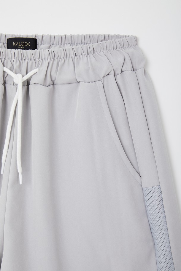 **스포츠 매쉬 밴딩 반바지 CSPT117**는 여름철 운동 및 일상에서 편안하게 착용할 수 있도록 디자인된 공용 반바지입니다. 블랙과 라이트 그레이 두 가지 색상으로 출시되었으며, 폴리에스터와 폴리우레탄 혼방 소재로 제작되어 가볍고 신축성 있는 착용감을 제공합니다. 레귤러 핏에 통기성을 높여주는 매쉬 소재와 사이드 매쉬 패널 디테일, 밴딩 처리로 활동성을 높였습니다.
