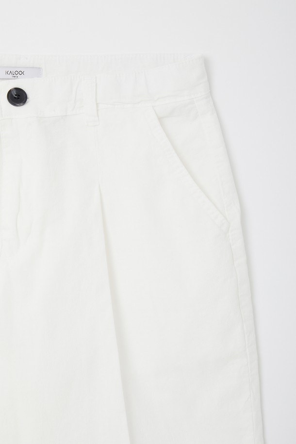 시원하고 편안한 여름을 위한 '솔리드 린넨 원턱 반바지 CSPT118'입니다. 얇은 두께의 린넨 소재로 제작되어 통기성이 뛰어나며, 베이직한 디자인과 화이트 컬러로 어떤 상의에도 잘 어울립니다. 허리 부분에 원턱 디테일을 더해 활동성을 높이고 편안한 착용감을 선사합니다.
