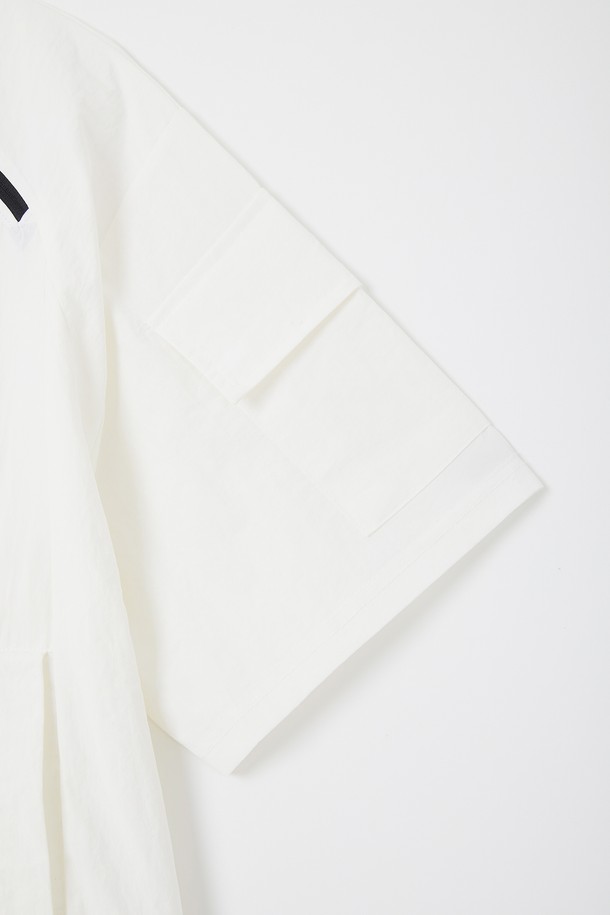 **여성 오버핏 크롭 아노락 반팔티 CSTEE124**는 가볍고 내구성이 좋은 나일론 소재의 여성 반팔 티셔츠입니다. 스포티하고 캐주얼한 스타일로, 라운드넥에 무지 디자인, 크롭 기장과 오버핏으로 트렌디함을 더했습니다. 사선 지퍼 디테일, 밑단 스트링, 슬리브 포켓 등의 특징과 화이트, 블랙, 그린 세 가지 색상으로 데일리 및 스포츠 활동에 활용하기 좋습니다.
