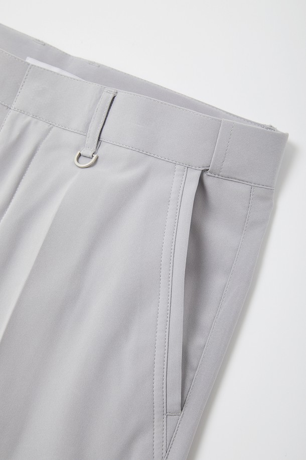 **솔리드 스판 슬랙스 반바지 CSPT119**는 여름철 남성 패션을 위한 필수 아이템입니다. 블루, 네이비, 그레이 세 가지 색상으로 출시되었으며, 일상복은 물론 골프를 즐길 때에도 활용할 수 있습니다. 폴리에스터와 스판덱스 혼방 소재로 제작되어 편안한 착용감을 제공하며, 허리 히든 밴딩과 일자핏 디자인으로 활동성을 높였습니다.
