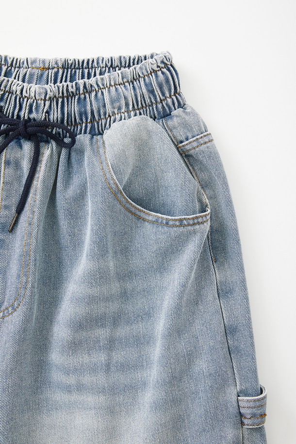 블루와 블랙 색상으로 출시된 와이드 카펜터 데님 하프 팬츠 CSPT120입니다. 면 소재로 제작되어 사계절 내내 편안하게 착용 가능하며, 캐주얼한 스타일을 연출하기 좋습니다. 5부보다 살짝 긴 하프 기장에 카펜터 포켓 디테일, 위싱 가공, 튼튼한 내구성이 특징인 와이드핏 데님 팬츠입니다.
