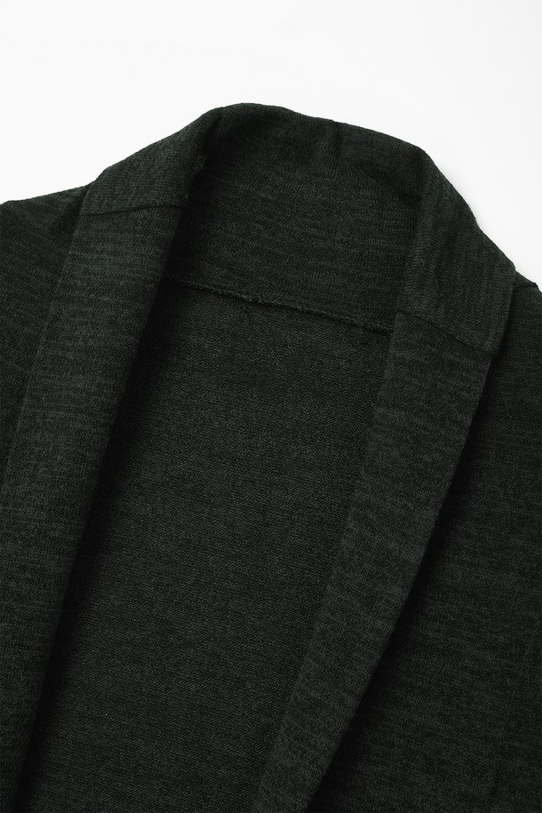 **봄가을 미들 숄 가디건 CKA101A**

부드러운 촉감과 신축성 있는 소재감의 여성용 봄, 가을 가디건입니다. 미들 기장으로 캐주얼하고 베이직한 스타일을 연출하며, 숄 디자인과 오픈형 여밈 방식으로 편안하게 착용할 수 있습니다. 블랙, 다크 그린 두 가지 색상으로 출시되어 데이트룩, 카페룩 등 다양한 TPO에 활용하기 좋습니다. 폴리에스터, 레이온, 스판 혼방으로 제작되어 편안함과 활동성을 동시에 잡았습니다. 미니멀, 클래식 스타일을 선호하는 분들께 추천합니다.
