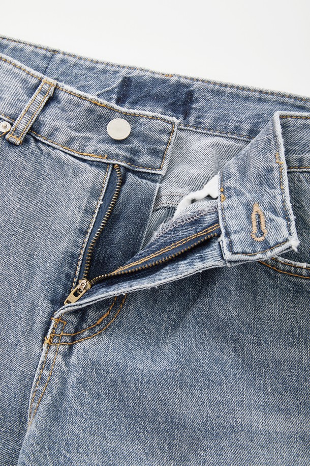 레귤러 핏으로 편안하게 떨어지는 CJN109 워싱 데님 팬츠입니다. 봄, 여름, 가을 시즌에 활용하기 좋은 면 소재의 긴 기장 데님 팬츠로, 베이직한 디자인에 워싱 디테일이 더해져 빈티지한 멋을 선사합니다. 지퍼와 버튼으로 여밈을 처리하여 간편하게 착용할 수 있습니다.
