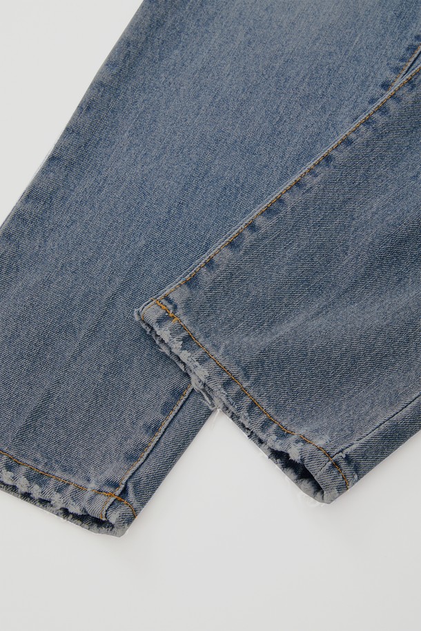 레귤러핏 워싱 데님 팬츠 CJN108는 데일리 및 캐주얼 스타일을 위한 다크블루 컬러의 데님 팬츠입니다. 봄, 여름, 가을 계절에 적합하며, 레귤러핏으로 편안한 착용감을 제공합니다. 면 소재에 워싱 및 빈티지 패턴이 특징이며, 지퍼형 클로징과 허리 가죽패치 디테일로 디자인되었습니다. 동네 마실룩, 쇼핑룩 등 다양한 TPO에 활용 가능하며, 캐주얼, 클래식, 미니멀 스타일 연출에 용이합니다.
