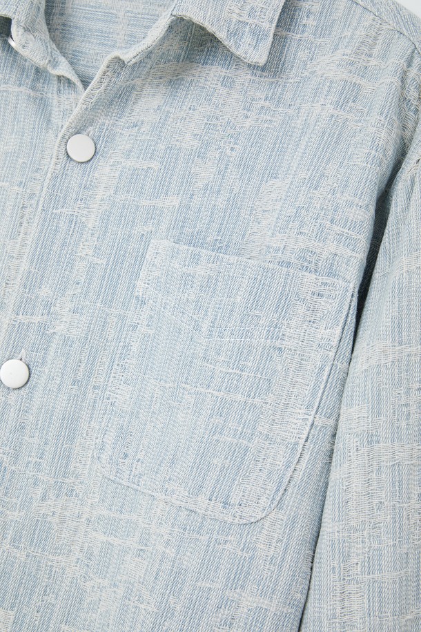 봄, 가을 간절기에 활용하기 좋은 캐주얼 자켓형 청남방입니다. 라이트블루 컬러의 면 소재로 제작되었으며, 데일리룩에 편안하게 매치할 수 있습니다. 베이직핏에 스티치 패턴이 들어가 심플하면서도 멋스러운 포인트를 주며, 셔츠와 자켓 스타일을 모두 연출할 수 있는 실용적인 디자인입니다. 가슴 포켓과 소매 버튼 디테일, 버튼 클로저 타입으로 완성도를 높였습니다.
