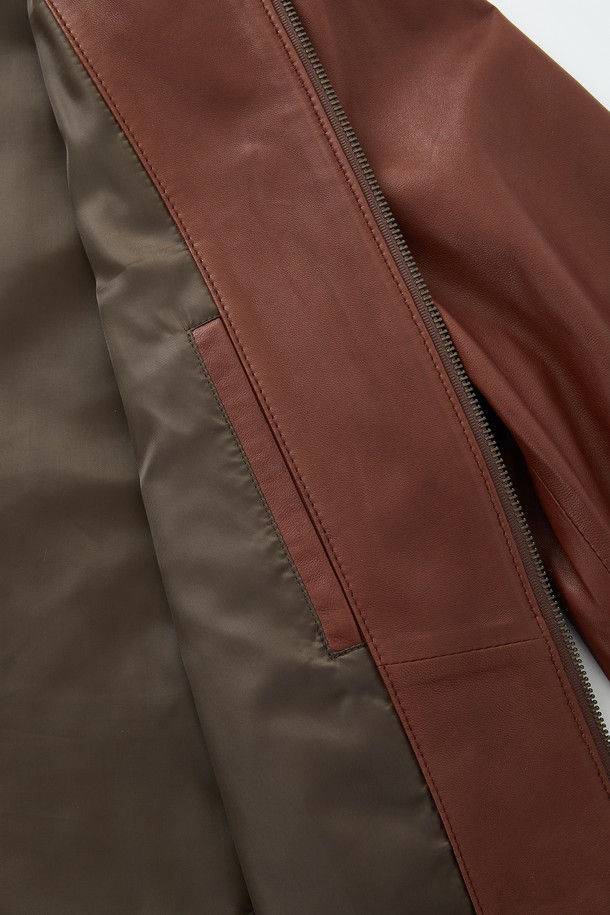 워싱 라이트 양가죽 점퍼 CLJP110는 빈티지 및 베이직 스타일을 선호하는 고객을 위한 아우터입니다. 부드러운 양가죽 소재에 오일 브러쉬 가공을 더해 은은한 광택과 자연스러운 멋을 연출합니다. 와인 색상으로 출시되었으며, 봄, 여름, 가을, 겨울 사계절 모두 활용 가능한 실용적인 아이템입니다. 하든 타입 지퍼 포켓과 소매 스냅 버튼 디테일로 포인트를 주었으며, 베이직 핏으로 편안한 착용감을 제공합니다. 데이트룩, 겨울 데일리룩 등 다양한 TPO에 클래식, 미니멀, 캐주얼 스타일로 연출하기 좋습니다.
