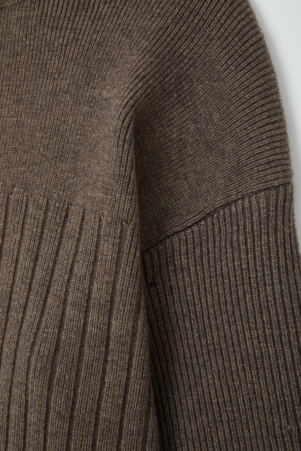 루즈핏 헤비 집업 가디건 CKA102는 남성 고객을 위한 상의 카테고리의 니트/스웨터 제품입니다. 부드러운 촉감과 신축성을 갖춘 아크릴, 폴리에스터, 폴리아미드 혼방 소재로 제작되었으며, 두꺼운 두께감과 긴 소매 기장으로 봄, 가을, 겨울 시즌에 착용하기 좋습니다. 베이직한 스타일의 골지 패턴 하이넥 디자인에 집업 여밈 방식을 적용하여 간편하게 착용할 수 있으며, 시보리 디테일로 포인트를 더했습니다. 라이트카키, 브라운, 블랙 세 가지 색상으로 출시되어, 겨울 데일리룩, 집콕룩, 산책룩 등 다양한 TPO에 미니멀, 클래식, 캐주얼 스타일로 연출하기 좋습니다.
