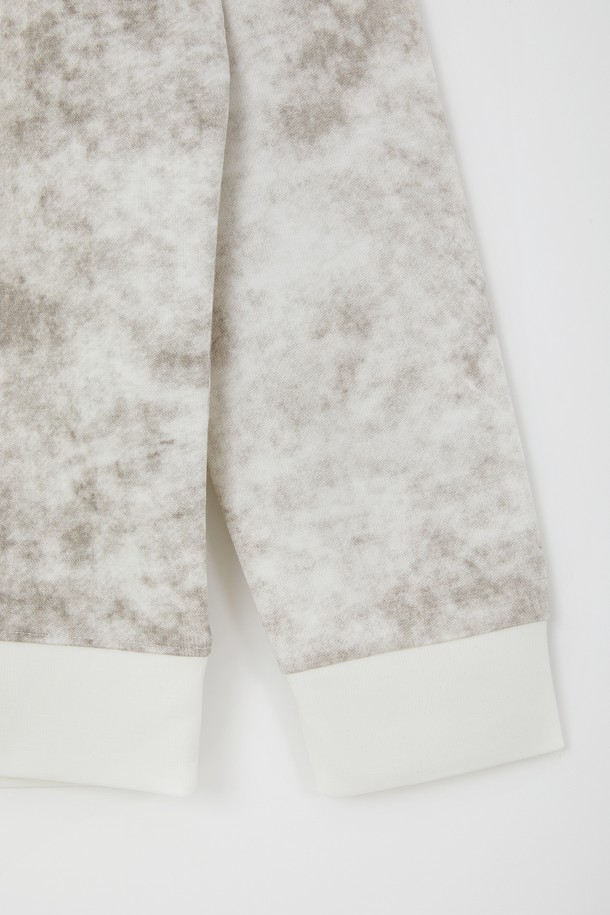 다잉 맨투맨 긴팔 티셔츠 CTEE114는 그레이, 카키, 블랙 3가지 색상으로 출시되어 봄, 가을에 활용하기 좋은 베이직 스타일의 맨투맨입니다. 레이온, 폴리에스터, 폴리우레탄 혼방 소재로 제작되어 신축성이 뛰어나 편안한 착용감을 제공하며, 소매와 밑단 시보리 마감으로 활동성을 더했습니다. 동네 마실룩, 집콕룩 등 캐주얼하고 미니멀한 스타일을 연출하기에 적합한 아이템입니다.
