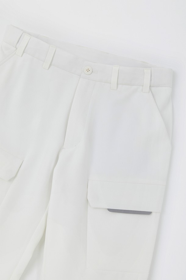 봄, 가을에 적합한 남녀 공용 카고 조거 팬츠입니다. 부드러운 촉감의 폴리에스터, 폴리우레탄 혼방 소재로 제작되었으며, 얇은 두께감으로 편안한 착용감을 제공합니다. 허리 부분에는 히든 밴딩 처리가 되어 있어 활동성을 높였으며, 스포티한 스타일을 연출하기 좋습니다. 블랙, 그레이, 아이보리 세 가지 색상으로 출시되었으며, 카고 디자인과 사선 포켓 디테일이 특징입니다. 일상생활 및 야외 활동 시에 활용하기 좋은 실용적인 아이템입니다.
