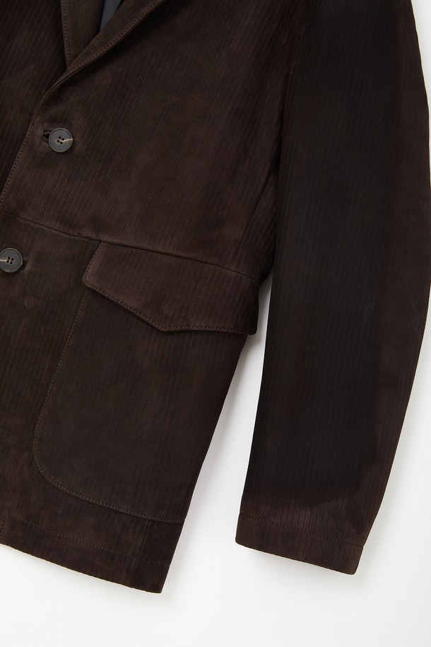 세련된 남성미를 더하는 양가죽 스트라이프 패턴 자켓 CLJP113입니다. 부드러운 촉감의 양가죽 소재와 중간 두께감으로 봄, 가을 시즌에 적합하며, 베이직한 디자인과 스트라이프 패턴이 세련된 스타일을 연출합니다. 버튼 여밈 방식의 레귤러 기장 블레이저 타입으로, 안쪽 주머니와 뒤트임 디테일, 캠스웨이드 가죽원단, 안감 폴리에스터 100%를 사용하여 실용성과 고급스러움을 더했습니다. 데이트룩, 비즈니스 캐주얼 등 다양한 TPO에 활용 가능하며, 클래식, 미니멀, 캐주얼 스타일을 즐겨 입는 남성에게 추천합니다. 브라운 컬러의 베이직핏으로, 어떤 옷에도 매치하기 용이합니다.
