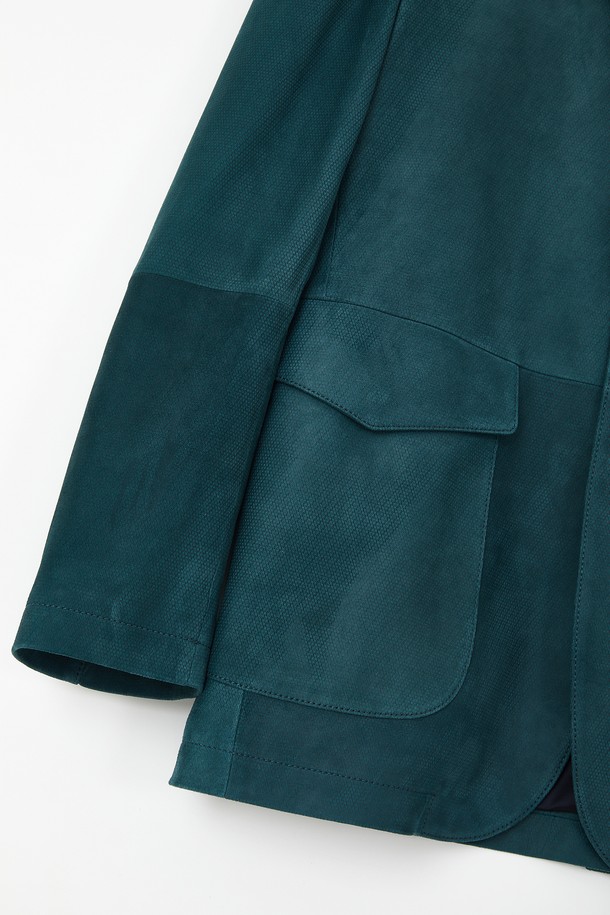 세련된 남성 스타일을 완성하는 양가죽 도트 패턴 재킷 CLJP114입니다. 부드러운 촉감의 양가죽으로 제작되어 고급스러운 착용감을 선사하며, 두꺼운 두께감으로 따뜻함을 더합니다. 클래식과 모던 스타일을 아우르는 디자인에 도트 패턴 디테일을 더해 개성 있는 포인트를 주었습니다. 봄, 가을 시즌에 이상적이며, 데이트룩, 모임룩, 비즈니스 캐주얼 등 다양한 TPO에 활용 가능합니다. 레귤러핏과 긴 소매 기장, 버튼 여밈 방식으로 편안함과 스타일리시함을 동시에 만족시키는 아이템입니다.
