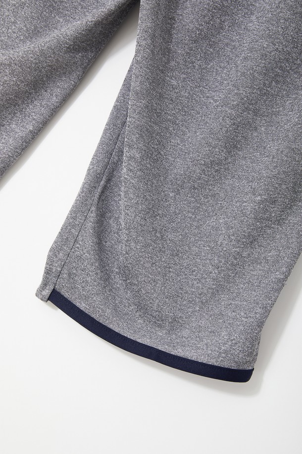 배색 포인트 7부 밴딩 스포츠 팬츠 CSPT122는 스포츠 활동과 일상 착용에 적합한 트레이닝핏 7부 바지입니다. 차콜, 그레이 두 가지 색상으로 제공되며, 신축성 좋은 폴리에스테르 소재로 제작되어 편안한 착용감을 선사합니다. 허리 조절 스트링과 지퍼 포켓, 배색 포인트 디테일이 특징이며, 스포티, 캐주얼, 미니멀 스타일을 연출할 수 있습니다. 피트니스룩, 러닝룩, 산책룩 등 다양한 TPO에 활용하여 활동적인 스타일을 완성해보세요. 밴딩 처리로 편안함을 더하여 활동성과 스타일을 동시에 잡았습니다.
