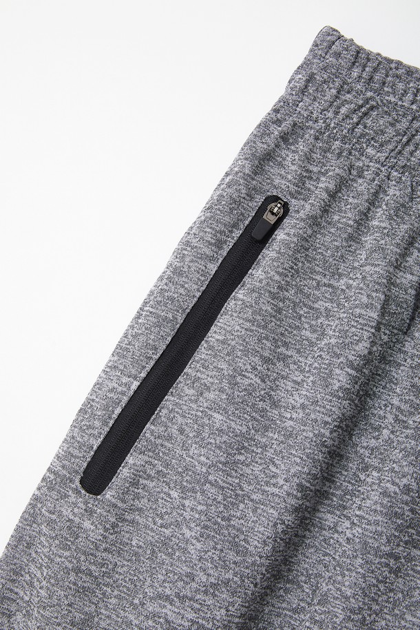 7부 밴딩 스판 스포츠 팬츠 CSPT123은 스포츠 활동과 트레이닝에 적합한 남녀 공용 7부 스포츠 팬츠입니다. 차콜과 그레이 두 가지 색상으로 출시되었으며, 봄, 여름, 가을 계절에 착용하기 좋습니다. 부드러운 촉감의 폴리에스터 소재로 제작되었으며, 편안한 핏과 신축성으로 활동성을 높였습니다. 허리 조절 스트랩과 지퍼 포켓 디테일이 더해져 스포티하고 캐주얼한 스타일을 완성합니다. 
