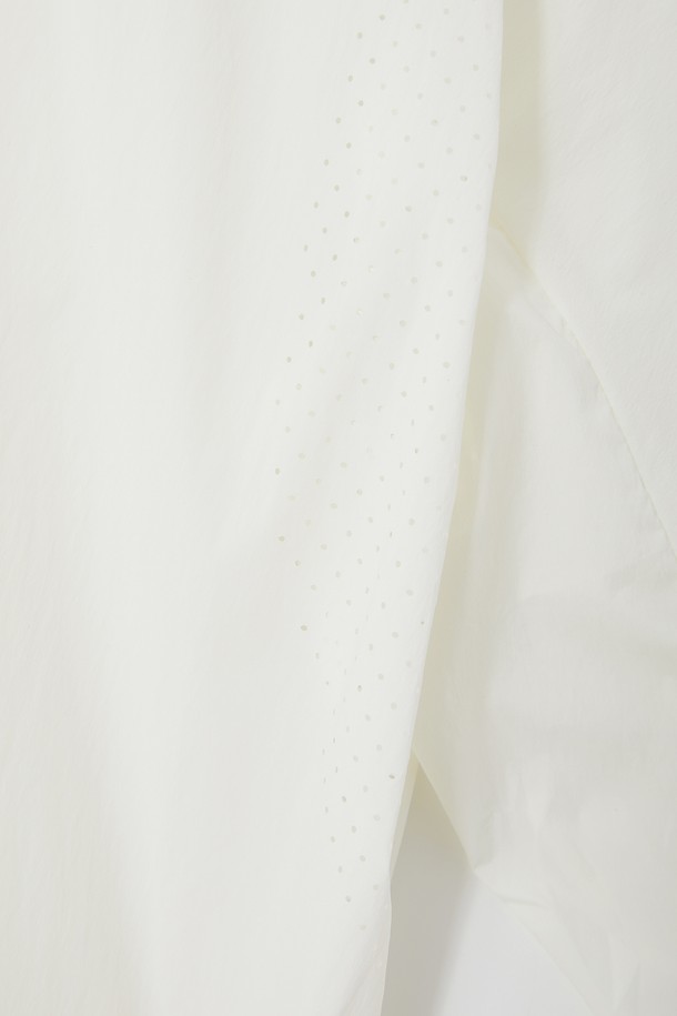 경량 바람막이 브이넥 맨투맨 CTEE115는 남성용 상의로, 봄, 가을 시즌에 적합한 베이직핏 맨투맨입니다. 나일론과 폴리우레탄 혼방 소재로 제작되어 가볍고 신축성 있는 착용감을 제공하며, 데일리웨어, 일상 활동, 스포츠 활동, 골프 등 다양한 용도로 활용할 수 있습니다. 스타일은 스포티하고 심플하며, 블랙, 레드, 아이보리 세 가지 색상으로 출시되었습니다. 브이넥 디자인과 긴소매, 그리고 뒷면 플랩 포켓 디테일과 시보리 마감으로 실용성과 디자인을 모두 갖춘 제품입니다. 골프룩이나 산책룩으로 활용하기 좋습니다.
